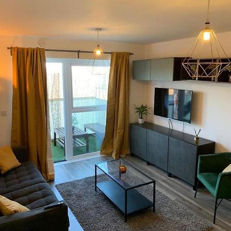 Lovely 1-Bed Serviced Apartment With Free Parking Уест Търок Екстериор снимка