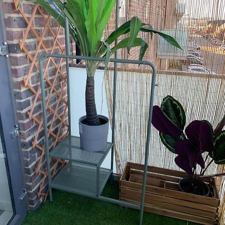 Lovely 1-Bed Serviced Apartment With Free Parking Уест Търок Екстериор снимка