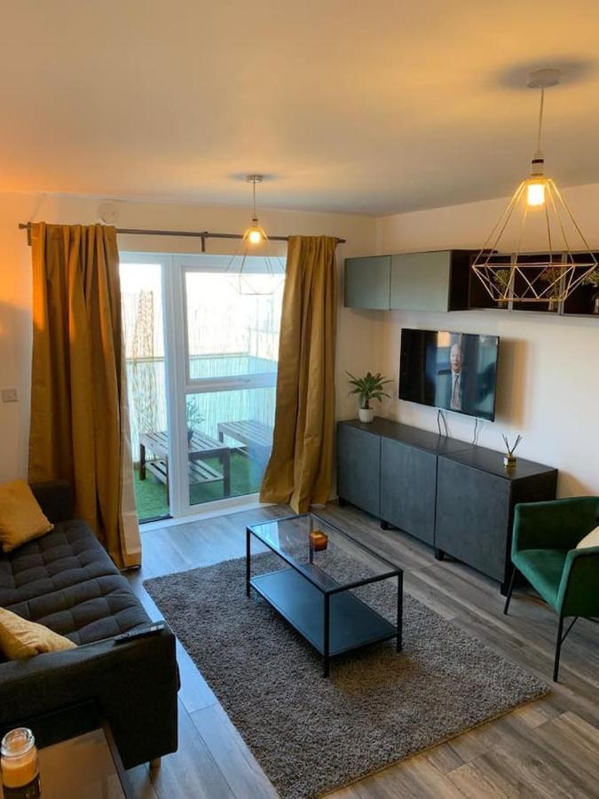 Lovely 1-Bed Serviced Apartment With Free Parking Уест Търок Екстериор снимка