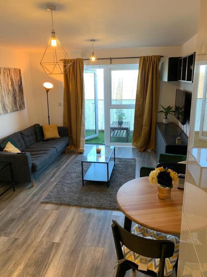 Lovely 1-Bed Serviced Apartment With Free Parking Уест Търок Екстериор снимка
