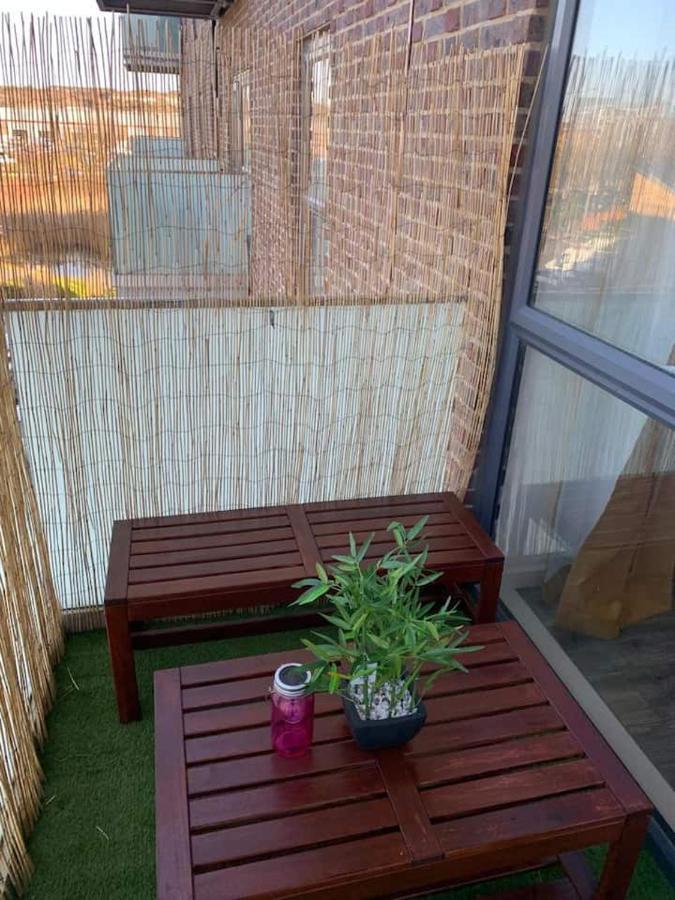 Lovely 1-Bed Serviced Apartment With Free Parking Уест Търок Екстериор снимка
