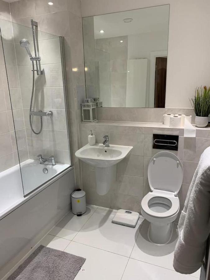 Lovely 1-Bed Serviced Apartment With Free Parking Уест Търок Екстериор снимка