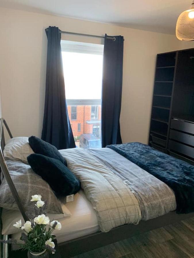 Lovely 1-Bed Serviced Apartment With Free Parking Уест Търок Екстериор снимка