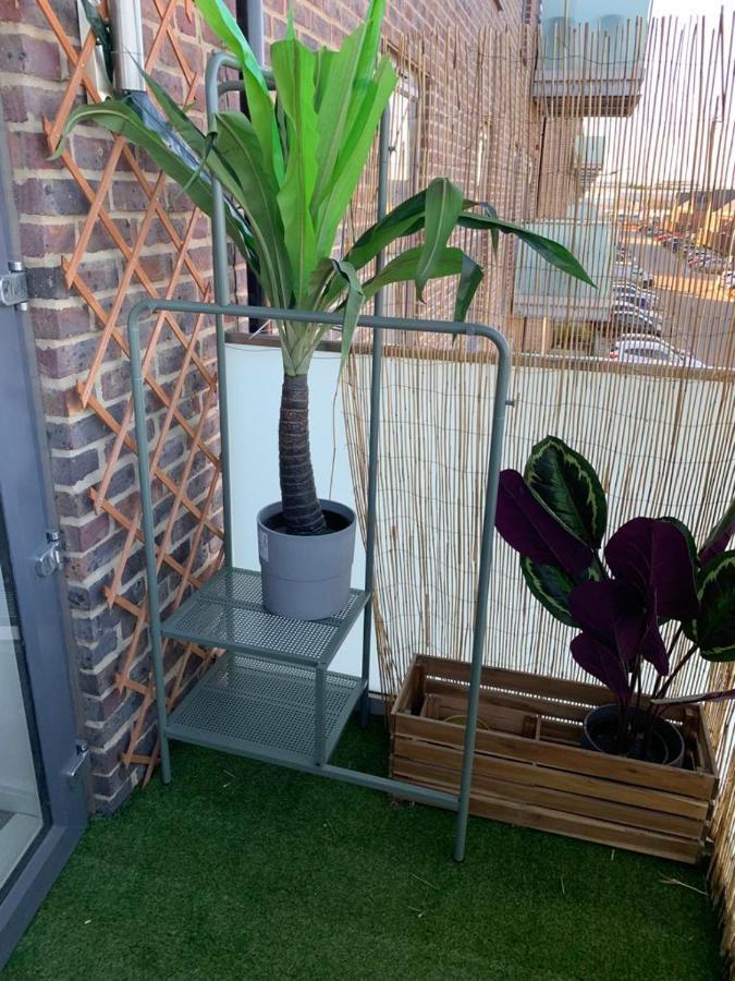 Lovely 1-Bed Serviced Apartment With Free Parking Уест Търок Екстериор снимка