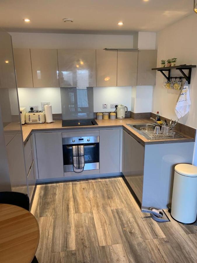Lovely 1-Bed Serviced Apartment With Free Parking Уест Търок Екстериор снимка