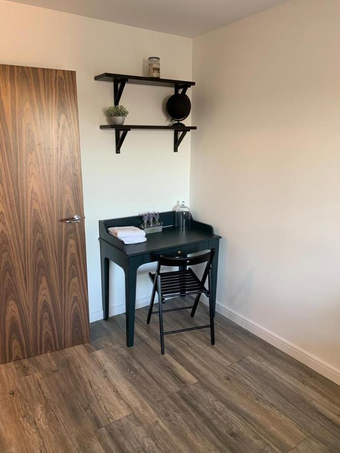 Lovely 1-Bed Serviced Apartment With Free Parking Уест Търок Екстериор снимка